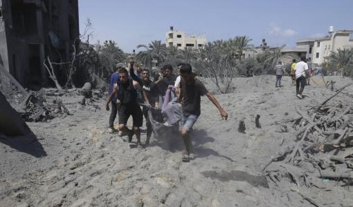 فلسطينيون يحملون جثمان أحد الشهداء من موقع القصف إسرائيلي بمنطقة المواصي في خانيونس فلسطينيون يحملون جثمان أحد الشهداء من موقع القصف إسرائيلي بمنطقة المواصي في خانيونس 14/7/2024 | المصدر: أسوشييتد برس