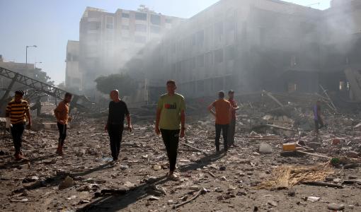 فلسطينيون يسيرون على أنقاض مدرسة تابعة للبطريركية اللاتينية في غزة بعد تعرضها لقصف إسرائيلي فلسطينيون يسيرون على أنقاض مدرسة تابعة للبطريركية اللاتينية في غزة بعد تعرضها لقصف إسرائيلي 7/7/2024 | المصدر: وكالة الأنباء الفرنسية