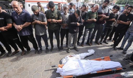 فلسطينيون يؤدون صلاة الجنازة على ذويهم في مستشفى شهداء الأقصى بدير البلح | المصدر: وكالة الأنباء الألمانية