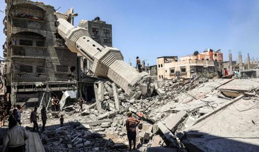 أنقاض مسجد وبنايات سكنية قصفها الاحتلال في غزة أنقاض مسجد وبنايات سكنية قصفها الاحتلال في غزة | المصدر: وكالة الأنباء الفرنسية