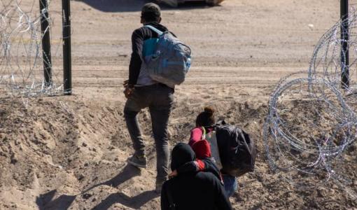 مهاجرون غير شرعيين يسيرون باتجاه الحدود الأمريكية