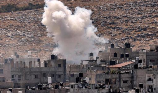 دخان يتصاعد في مخيم نور شمس شرق طولكرم في الضفة الغربية خلال مداهمة لجيش الاحتلال الإسرائيلي 9/7/2024 | المصدر: وكالة الأنباء الفرنسية