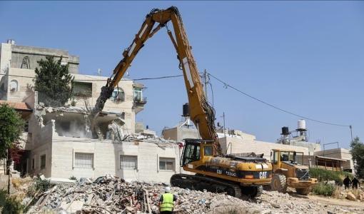 آلية للاحتلال تهدم منزلا في وقت سابق بالضفة الغربية | المصدر: الأناضول