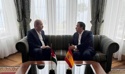 وزير الخارجية أيمن الصفدي خلال لقاء بوزير الشؤون الخارجية والاتحاد الأوروبي والتعاون الإسباني خوسيه مانويل ألباريس في مدريد | المصدر: وزارة الخارجية الأردنية