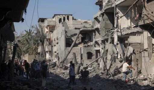 فلسطينيون يتفقدون الدمار في دير البلح وسط قطاع غزة بعد القصف الإسرائيلي فلسطينيون يتفقدون الدمار في دير البلح وسط قطاع غزة بعد القصف الإسرائيلي 7/8/2024 | المصدر: وكالة الأنباء الفرنسية