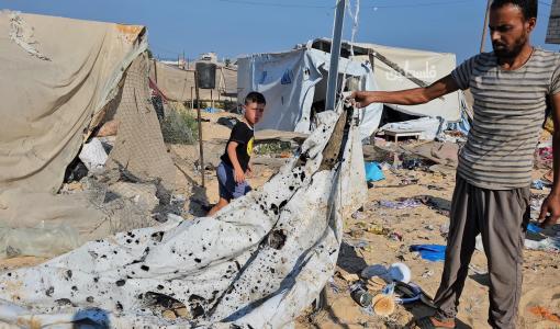 آثار الدمار في خيام النازحين في منطقة المواصي غرب مدينة خانيونس | المصدر: فلسطين بوست