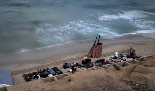 عائلات فلسطينية قضت ليلتها داخل مكعبات إسمنتية تستخدم لبناء ميناء القرارة غرب خانيونس | المصدر: فلسطين بوست