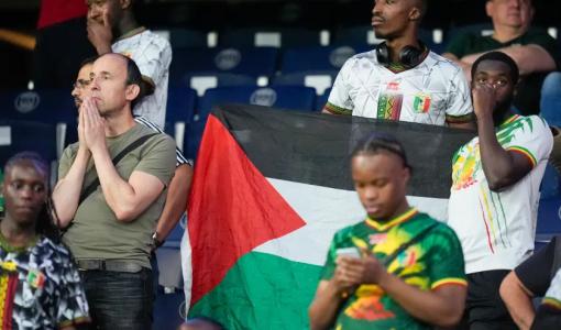 جماهير يحملون علم فلسطين في مباراة مالي مع الاحتلال | ألمصدر: أسوشييتد برس