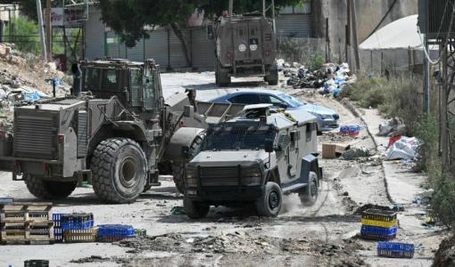 مدرعة عسكرية للاحتلال تغلق طريقا أثناء مداهمة في مخيم الفارعة للاجئين الفلسطينيين بالقرب من مدينة طوباس في الضفة الغربية مدرعة عسكرية للاحتلال تغلق طريقا أثناء مداهمة في مخيم الفارعة للاجئين الفلسطينيين بالقرب من مدينة طوباس في الضفة الغربية | المصدر: وكالة الأنباء الفرنسية