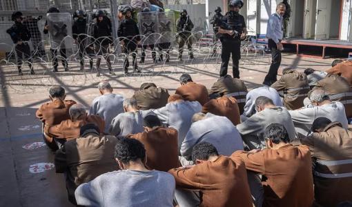 أسرى فلسطينيون في ساحة سجن بجنوب إسرائيل أسرى فلسطينيون في ساحة سجن بجنوب إسرائيل في 14/2/2024 | المصدر: الصحافة الإسرائيلية