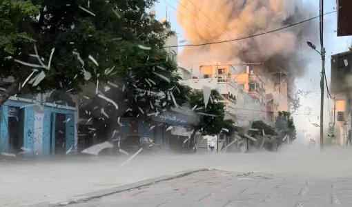 دخان يتصاعد جراء قصف جيش الاحتلال الإسرائيلي على مخيم النصيرات وسط قطاع غزة | المصدر: رويترز