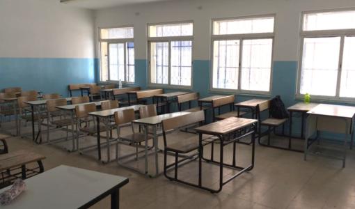 صف فارغ في مدرسة حكومية