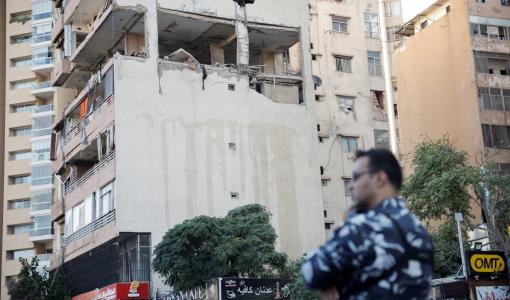 أحد أفراد الأمن يقف بجوار المباني المتضررة في غارة إسرائيلية بمنطقة الكولا وسط بيروت أحد أفراد الأمن يقف بجوار المباني المتضررة في غارة إسرائيلية بمنطقة الكولا وسط بيروت | المصدر: رويترز