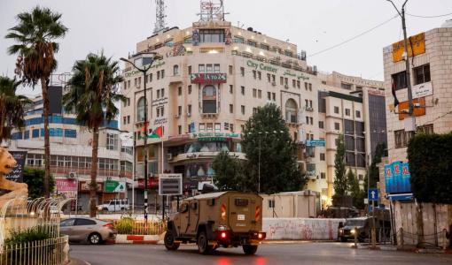 آلية عسكرية إسرائيلية خارج مقر مكتب قناة الجزيرة في رام الله بالضفة الغربية المحتلة | المصدر: رويترز