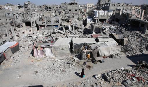 أنقاض منازل دمرتها الغارات الإسرائيلية في خانيونس | المصدر: رويترز