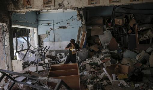 آثار الدمار في مدرسة تابعة للأونروا في وسط قطاع غزة بعد غارة إسرائيلية | المصدر: الوكالة الأوروبية للصور الصحفية