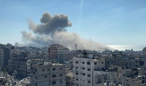 دخان متصاعد بسبب غارة إسرائيلية على مبنى في مدينة غزة | المصدر: رويترز