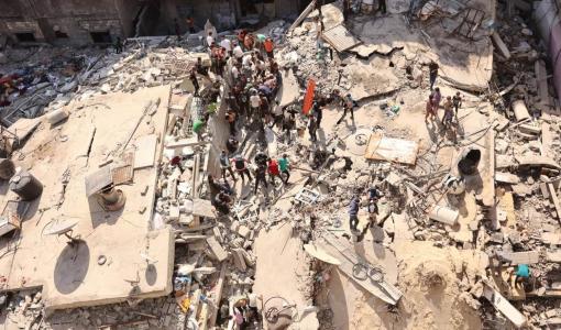 فلسطينيون يبحثون عن ضحايا أو ناجين تحت أنقاض مبنى دمره القصف الإسرائيلي في ضاحية الشيخ رضوان بمدينة غزة 24/9/2024 | المصدر: وكالة الأنباء الفرنسية