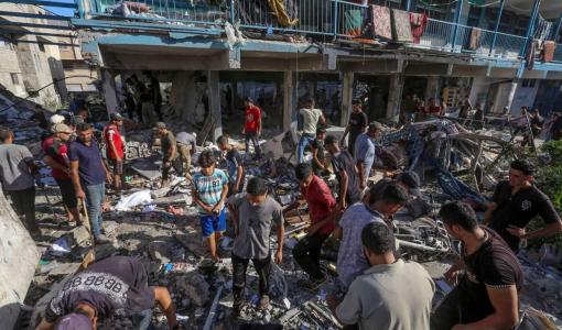 آثار الدمار بعد غارة إسرائيلية على مخيم النصيرات للاجئين وسط قطاع غزة آثار الدمار بعد غارة إسرائيلية على مخيم النصيرات للاجئين وسط قطاع غزة | المصدر: الوكالة الأوروبية للصور الصحفية