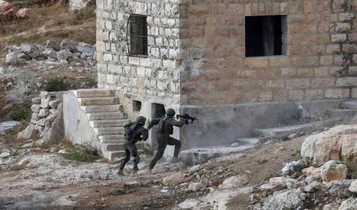 جنديان إسرائيليان خلال عملية عسكرية في الضفة الغربية | المصدر: وكالة الأنباء الفرنسية