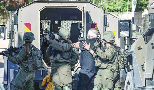 جنود الاحتلال ينقلون رجلا معصوب العينين تم اعتقاله في طوباس 11/9/2024 | المصدر: وكالة الأنباء الفرنسية