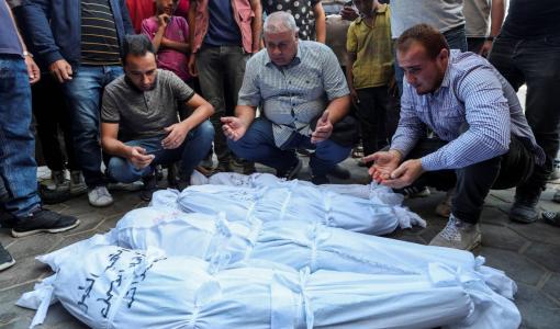 جثامين شهداء سقطوا بالقصف الإسرائيلي في دير البلح بوسط قطاع غزة | المصدر: رويترز