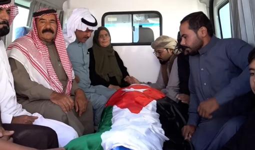 جثمان الشهيد ماهر الجازي جثمان الشهيد ماهر الجازي محاط بأهله 17/9/2024 | المصدر: الجزيرة