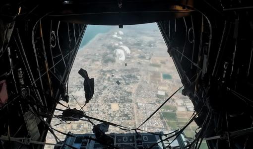 من الإنزال الجوي على قطاع غزة من الإنزال الجوي على قطاع غزة 2/9/2024 |المصدر: إذاعة القوات المسلحة الأردنية