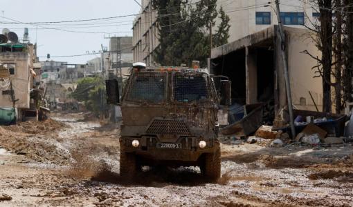 مركبة عسكرية إسرائيلية تمر على الطريق خلال مداهمة في طولكرم بالضفة الغربية | المصدر: رويترز