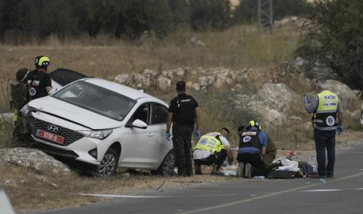 قوات إسرائيلية في موقع عملية إطلاق النار على سيارة قرب مدينة ترقوميا بالخليل 1/9/2024 | المصدر: أسوشييتد برس