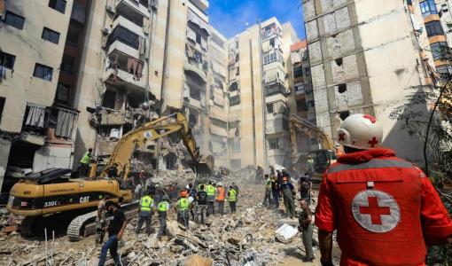 خلال عملية بين الأنقاض في موقع تعرض لغارة إسرائيلية استهدفت الضاحية الجنوبية لبيروت خلال عملية بين الأنقاض في موقع تعرض لغارة إسرائيلية استهدفت الضاحية الجنوبية لبيروت | المصدر: وكالة الأنباء الفرنسية