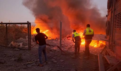 رجال الإنقاذ يخمدون حريقا سببته غارة جوية إسرائيلية استهدفت قرية العباسية في جنوب لبنان | المصدر: وكالة الأنباء الفرنسية