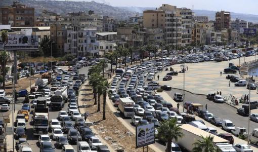 سكان صيدا ينزحون بسياراتهم شمالا وسط الغارات الإسرائيلية سكان صيدا ينزحون بسياراتهم شمالا وسط الغارات الإسرائيلية 23/9/2024 | المصدر: أسوشييتد برس