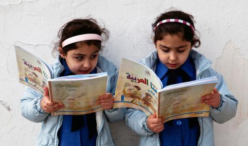 طالبتان في الصف الأول تحملان كتابي لغة عربية طالبتان في الصف الأول تحملان كتابي لغة عربية | المصدر: حبر