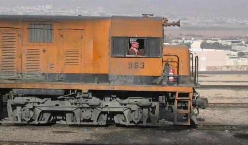 قطار على سكة حديدية قطار على سكة حديدية | تعبيرية