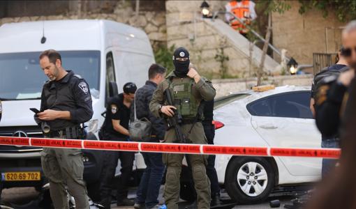 جنود من جيش الاحتلال يقفون على حاجز عسكري في وقت سابق بالضفة الغربية | المصدر: الأناضول