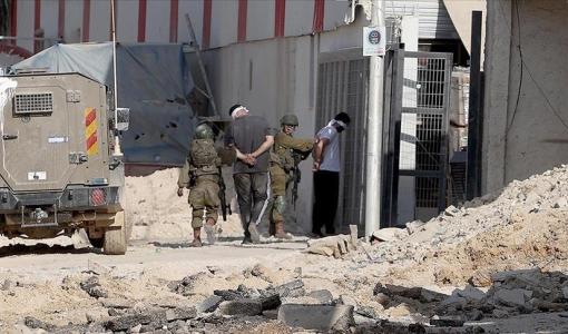 جنديين من جيش الاحتلال يعتقلا شابين فلسطينيين في الضفة الغربية | المصدر: الأناضول