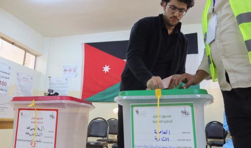ناخب يدلي بصوته في  أحد مراكز الاقتراع خلال الانتخابات البرلمانية ناخب يدلي بصوته في  أحد مراكز الاقتراع خلال الانتخابات البرلمانية 10/9/2024 | المصدر: رويترز