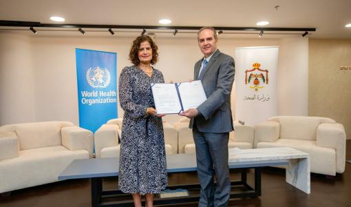 فراس الهواري وجميلة الراعبي وزير الصحة فراس الهواري يتسلم رسالة مدير عام منظمة الصحة العالمية من ممثل المنظمة في الأردن د. جميلة الراعبي- عمّان 19/9/2024 | المصدر: منظمة الصحة العالمية