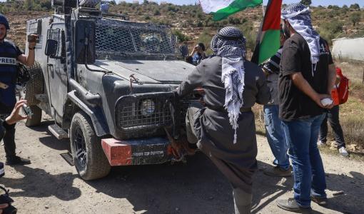 فلسطينيون يتصدون لآليات الاحتلال خلال اقتحام سابق في الضفة الغربية | المصدر: المركز الفلسطيني للإعلام