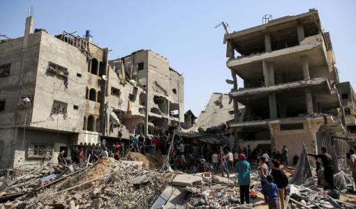 فلسطينيون يتجمعون في موقع تعرَّض لغارة إسرائيلية وسط غزة 26/10/2024 | المصدر: وكالة رويترز