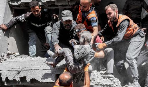 أفراد الدفاع المدني الفلسطيني ينقذون طفلا إثر قصف الاحتلال الإسرائيلي على منزل عائلة في حي الزرقاء شمال مدينة غزة أفراد الدفاع المدني الفلسطيني ينقذون طفلا إثر قصف الاحتلال الإسرائيلي على منزل عائلة في حي الزرقاء شمال مدينة غزة 26/10/2024 | المصدر: وكالة الأنباء الفرنسية