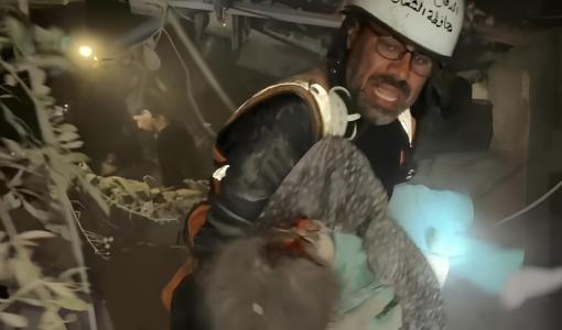 الدفاع المدني يخرج أحد الجرحى من تحت أنقاض منزل بعد قصف الاحتلال مربعا سكنيا في بيت لاهيا الدفاع المدني يخرج أحد الجرحى من تحت أنقاض منزل بعد قصف الاحتلال مربعا سكنيا في بيت لاهيا شمالي قطاع غزة 20/10/2024 |لمصدر: منصة إكس