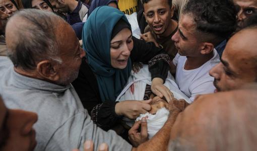 أم فلسطينية تودع ابنها الشهيد في مستشفى الأقصى بدير البلح في غزة أم فلسطينية تودع ابنها الشهيد في مستشفى الأقصى بدير البلح في غزة | المصدر: الوكالة الأوروبية للصور الصحفية