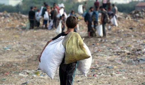 أطفال يبحثون عن شيء يأكلونه في خانيونس بغزة أطفال يبحثون عن شيء يأكلونه في خانيونس بغزة | المصدر: وكالة الأنباء الفرنسية