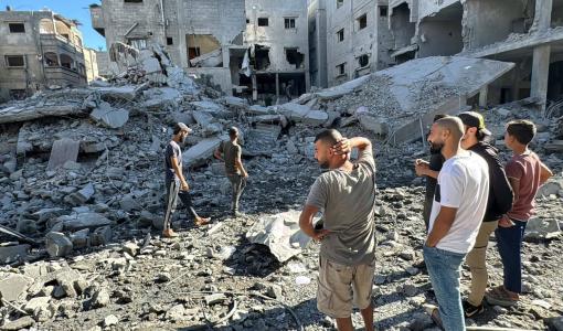 فلسطينيون يقفون أمام الدمار الذي ألحقه الاحتلال ببيت لاهيا شمال قطاع غزة فلسطينيون يقفون أمام الدمار الذي ألحقه الاحتلال ببيت لاهيا شمال قطاع غزة | المصدر: وكالة الأنباء الفرنسية