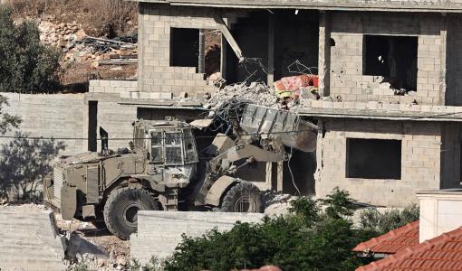 جرافة إسرائيلية تهدم منزلا في بلدة قباطية بالضفة الغربية المحتلة قرب جنين 13 حزيران 2024 | المصدر: وكالة الأنباء الفرنسية