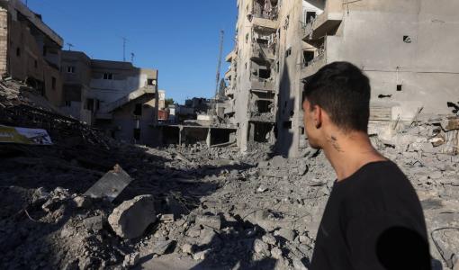 لبناني أمام موقع استهدفه الاحتلال الإسرائيلي وسط مدينة صور بجنوب لبنان لبناني أمام موقع استهدفه الاحتلال الإسرائيلي وسط مدينة صور بجنوب لبنان | المصدر: رويترز