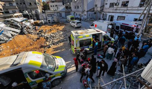 مسعفون بالقرب من مستشفى كمال عدوان في بيت لاهيا شمال قطاع غزة مسعفون بالقرب من مستشفى كمال عدوان في بيت لاهيا شمال قطاع غزة | المصدر: وكالة الأنباء الفرنسية