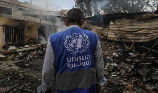 موظف في وكالة الأونروا يتفقد مدرسة مدمرة تابعة للأمم المتحدة في أعقاب غارة جوية إسرائيلية على مخيم النصيرات للاجئين | المصدر: الوكالة الأوروبية للصور الصحفية